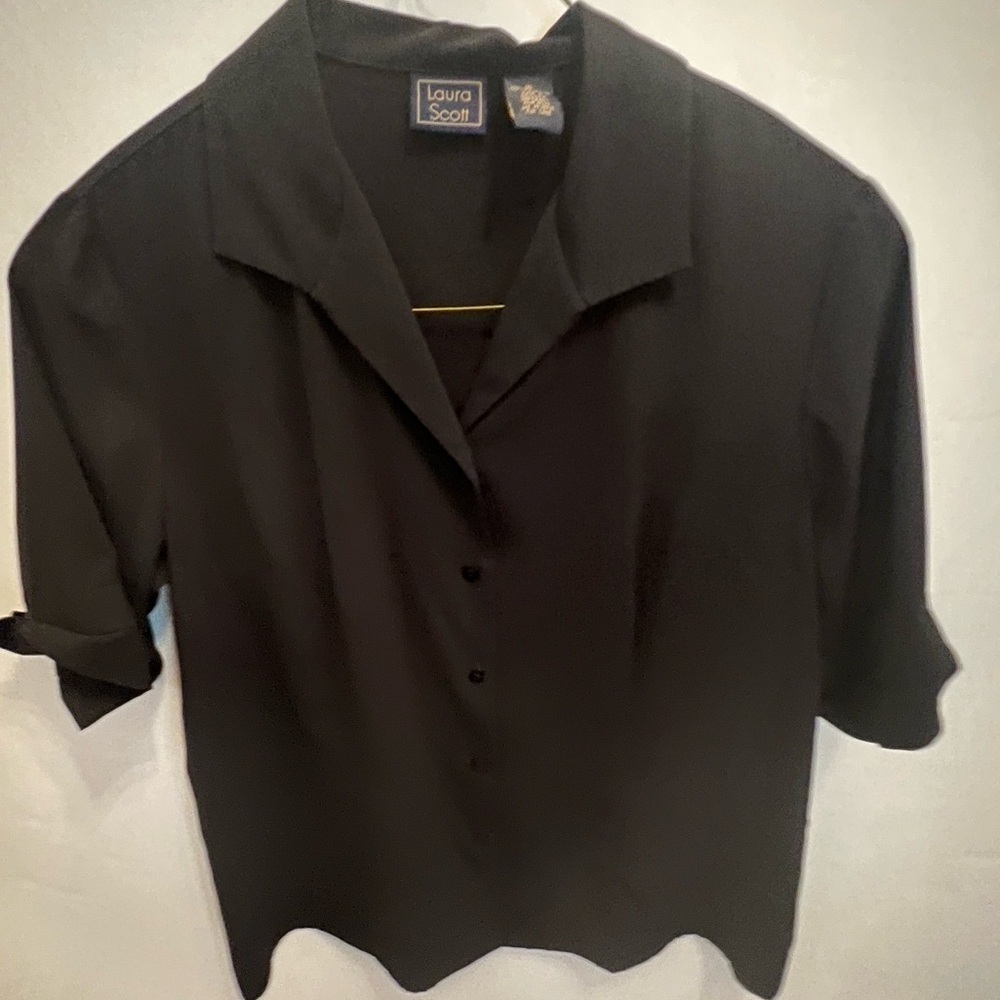 LAURA SCOTT BLACK BUTTON UP SHORT SLEEVE COLLARED BLOUSE. SIZE 16.